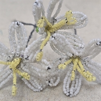 hvid-glasperle-blomst-lysegule-stoevdragere-gammel-fransk-perleblomst-old-french-beaded-flower